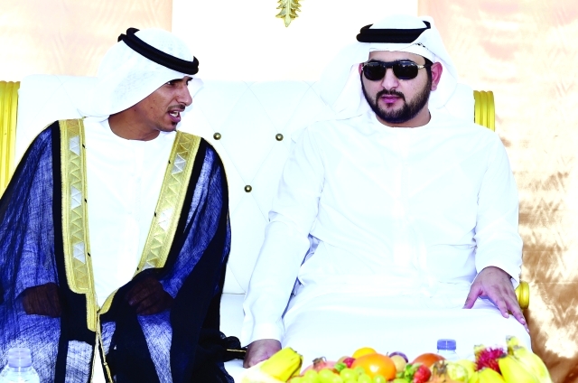 "■ مكتوم بن محمد مع العريس | تصوير: محمد هشام"