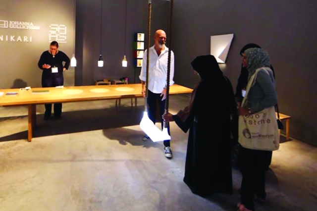 "Ⅶ الأرجوحة المضاءة في جناح أسبوع هلسنكي"