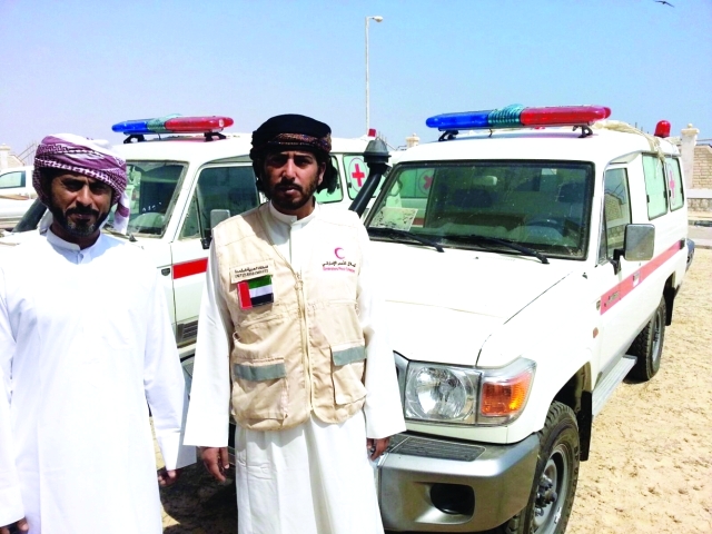 "Ⅶ متطوعان من الهلال الأحمر خلال تسليم سيارتي إسعاف في المهرة | البيان"