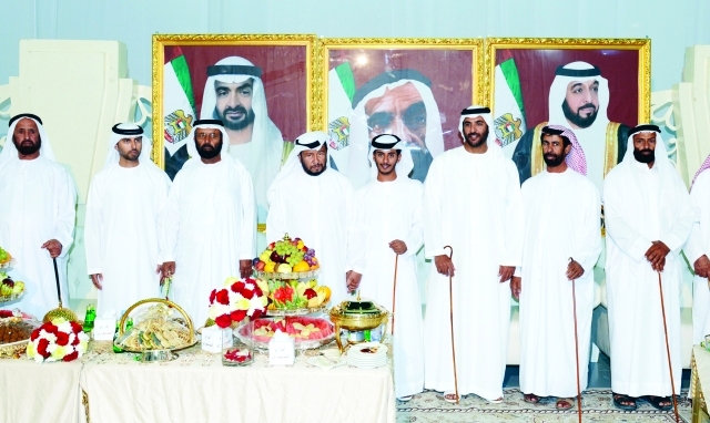 "■ سموه يتوسط الحضور"