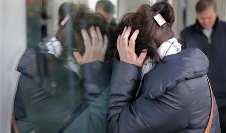 "قريبة أحد ركاب الطائرة الروسية المنكوبة تبكي"
