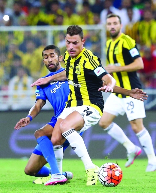 "■ سلمان فرج من الهلال يحاول استخلاص الكرة من جيمس محترف الاتحاد | إ ب ا"