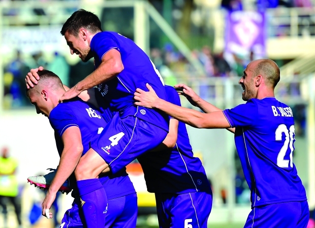 "■ نجوم فيورنتينا يحتفلون بالفوز على فروزينوني | أ ف ب"