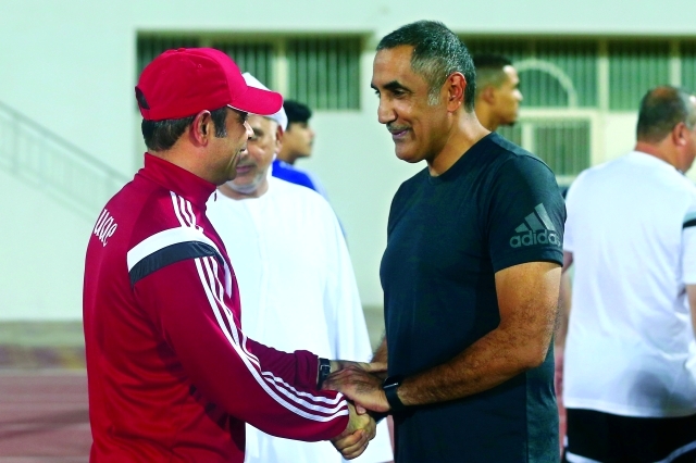 "■ الرميثي يشد من أزر مهدي علي خلال التدريبات أول من أمس   |  البيان"