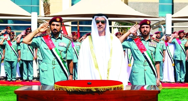 "■ سيف بن زايد وسيف الشعفار وناصر لخريباني النعيمي أثناء رفع العلم على مبنى وزارة الداخلية | من المصدر"