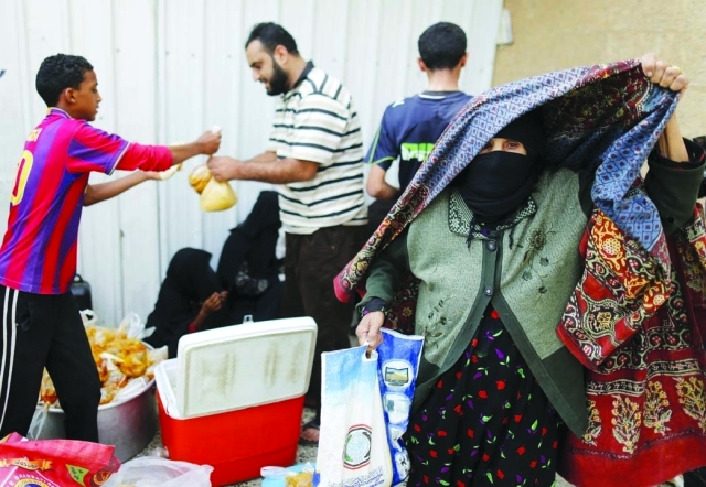 "■ يمنيون يتلقون مساعدات إنسانية"