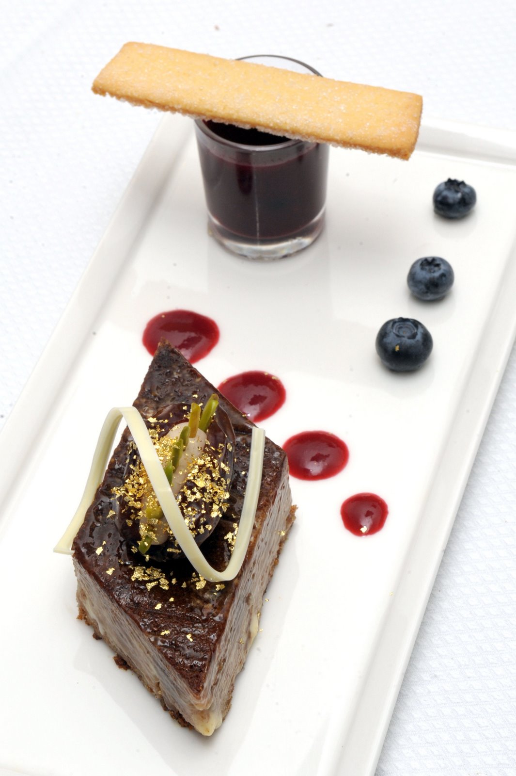 "كعكة التمر مع كومبوت الثمار"