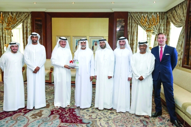 "نهيان بن مبارك يتسلم الدعوة من وفد اللجنة المنظمة للبطولة - البيان"