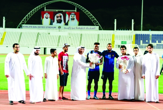 "جماهير العين تقدم باقتي ورد لإيمنيكي وبابل"