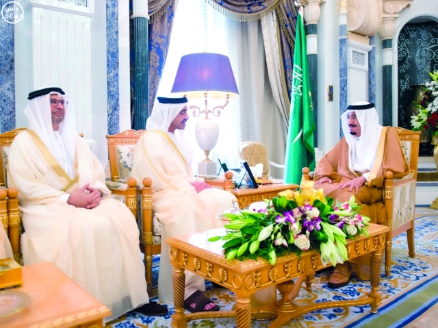 "■ عبدالله بن زايد خلال اللقاء مع الملك سلمان بحضور أنور قرقاش   /     واس"