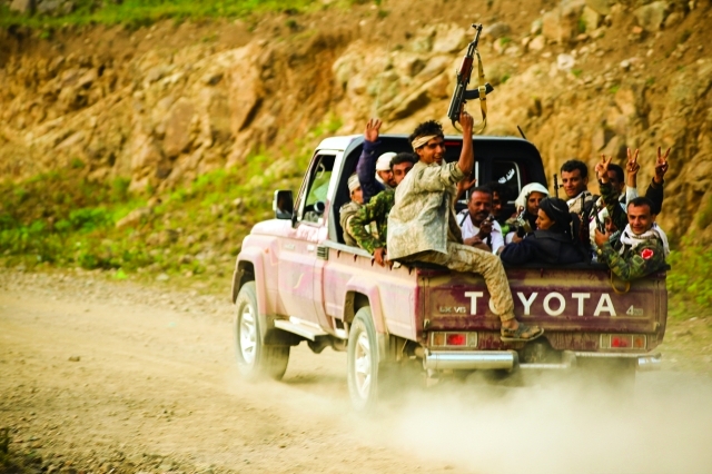 "Ⅶ مسلحون من قوات الشرعية يتوجهون إلى جبهة القتال ضد الميليشيات | البيان"