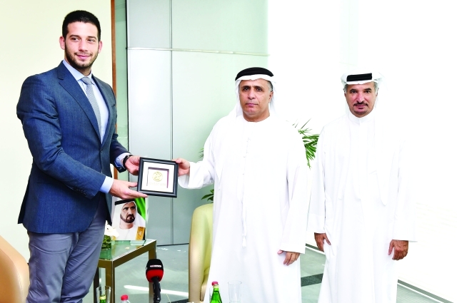 "■ مطر الطاير يقدم درع المجلس إلى الوزير الصربي"