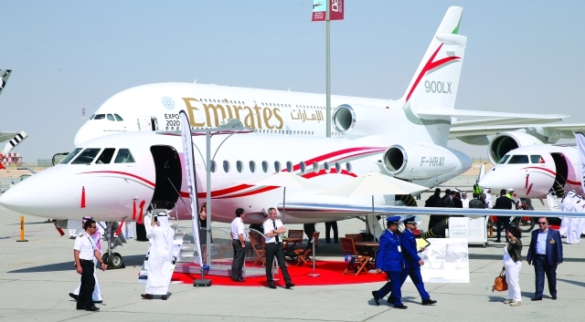 "■ طائرات من أسطول الإمارات تربض في مدارج معرض دبي للطيران أمس | البيان"