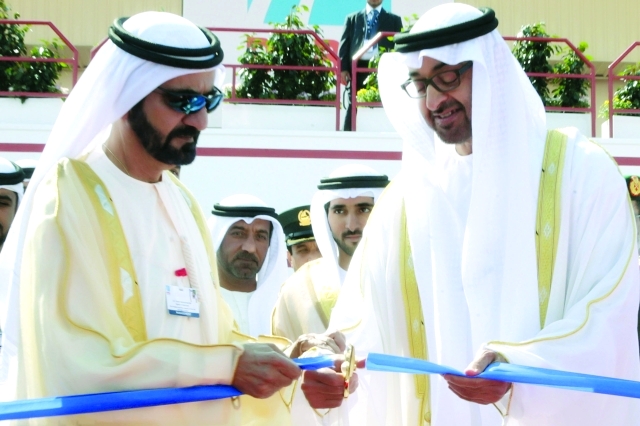"■ محمد بن راشد ومحمد بن زايد خلال افتتاح المعرض بحضور حمدان بن محمد وأحمد بن سعيد | تصوير: خليفة اليوسف"