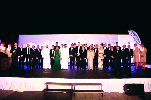 "■ لقطة جماعية للخبراء والمحاضرين في مؤتمر مدارس التدريب بالمهرجان |  البيان"