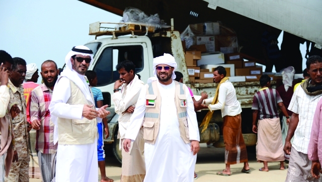 "■ وفد الهلال الأحمر خلال تفريغ طائرة المساعدات | وام"