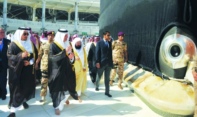 أمير مكّة يقوم بغسل الكعبة المشرّفة