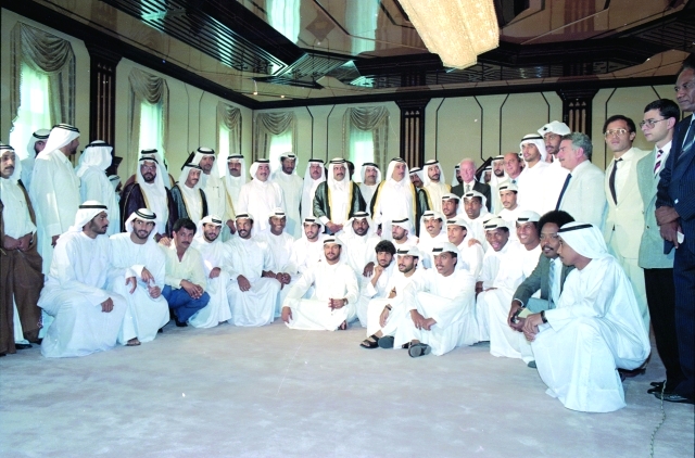 "■ صورة تاريخية خلال تكريم المغفور له الشيخ مكتوم بن راشد لنجوم منتخب الإمارات المشارك في كأس العالم 1990 بحضور حمدان بن راشد | أرشيفية"