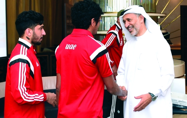 "■ السركال خلال لقائه مع لاعبي المنتخب | تصوير - هشام تكنوين"