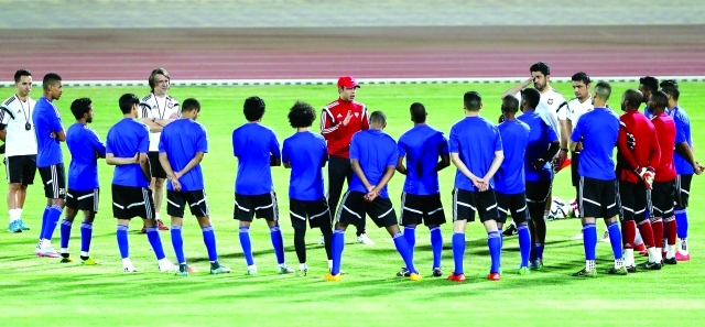 "■ مهدي يتحدث للاعبين قبل المران | البيان"