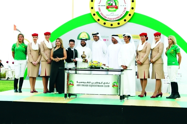 "■ مطر اليبهوني وعدنان ولارا يتوجون مصبح المهيري مدرب الجواد السالي بطل كاس الشهيد"