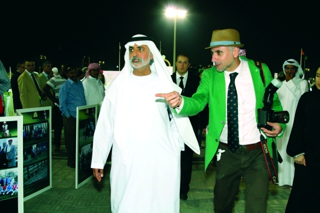 "■ نهيان بن مبارك يتفقد معرض مرهف العساف"