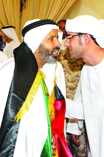"Ⅶ راشد النيادي استقبل العزاء في استشهاد ابنه وهو متوشح بعلم الدولة | من المصدر"