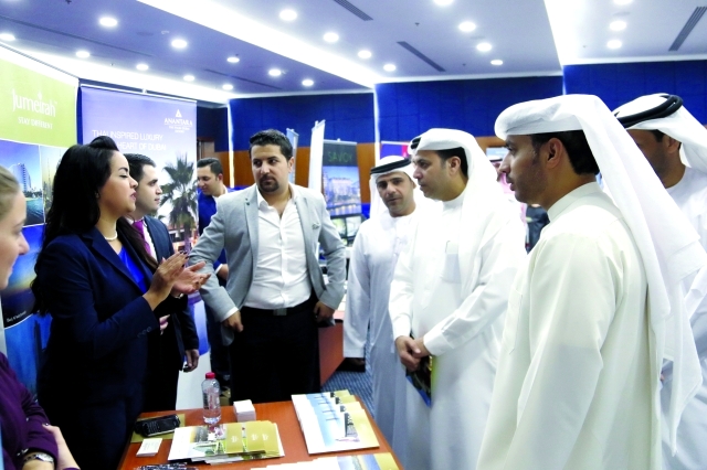 "■ وخلال تفقد الأجنحة المشاركة في المعرض"