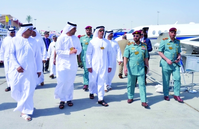 "■ سيف بن زايد أثناء جولته في معرض الطيران  |  البيان"