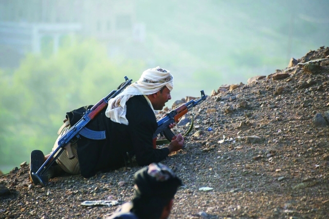 "■ أحد رجال المقاومة مرابطاً على جبهة القتال ضد الحوثيين | تصوير ــ أحمد الباشا"