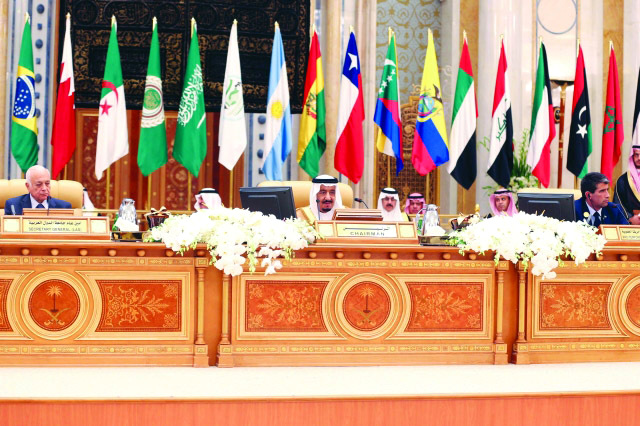 "■العاهل السعودي خلال ترؤسه الجلسة الختامية للقمة | تصوير: خليفة يوسف"