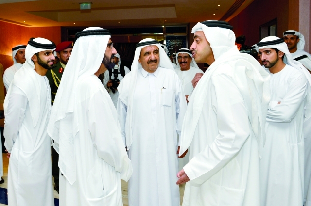 "Ⅶ محمد بن راشد في حديث مع حمدان بن محمد وحمدان بن راشد وعبدالله بن زايد ومنصور بن محمد بحضور محمد النابودة | تصوير سيف محمد وخليفة اليوسف"