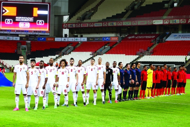 "■ منتخبنا الوطني وضيفه منتخب تيمور قبل بداية اللقاء | تصوير: مجدي إسكندر"