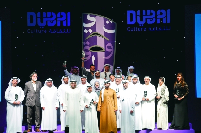"■ منصور بن محمد يتوسط الفائزين وأعضاء لجنة التحكيم والمنظمين في ختام الفعاليات | تصوير: عبد الحنّان مصطفى"