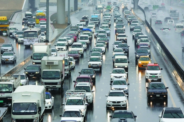"■ الأمطار حدت من حركة السيارات | تصوير: ناصر بابو"