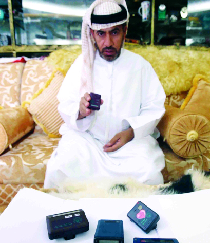 "عبدالله الكعبي يعرض عدداً من أجهزة «البليب» تصوير عمران خالد"