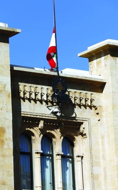 "Ⅶ تنكيس العلم على مبنى البرلمان | رويترز"