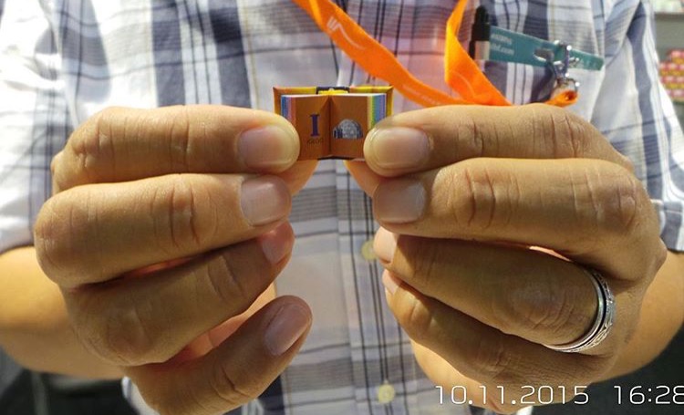 أصغر كتاب في العالم بحجم أظافر اليد