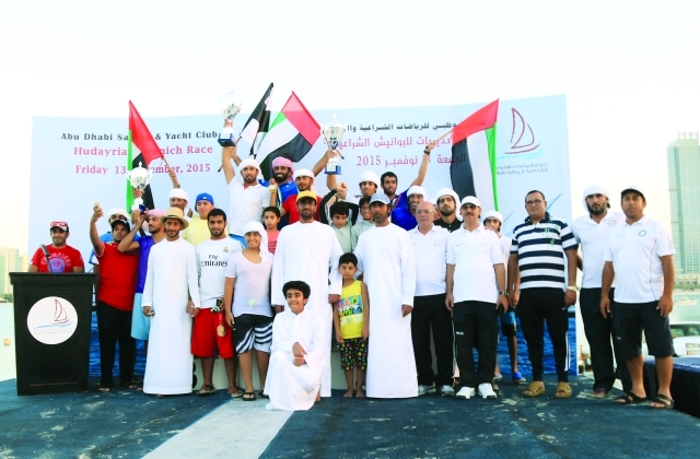 "■ فرحة جماعية للفائزين على منصة التتويج | البيان"