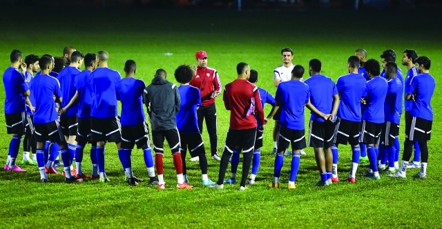 "■ مهدي علي يتحدث مع لاعبي المنتخب قبل المران | تصوير - هشام تكنوين"