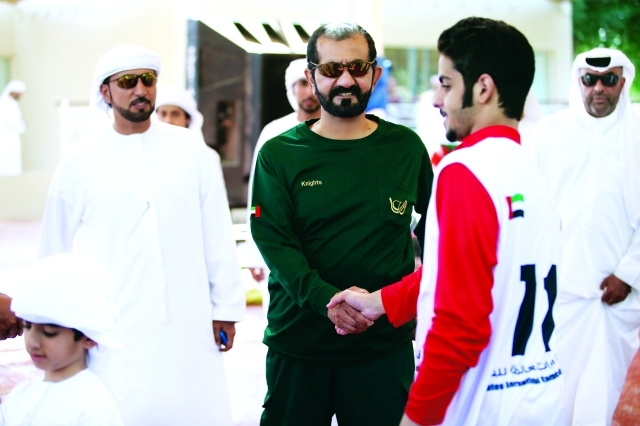"■ محمد بن راشد يهنئ البطل سيف المزروعي | تصوير: مجدي اسكندر"
