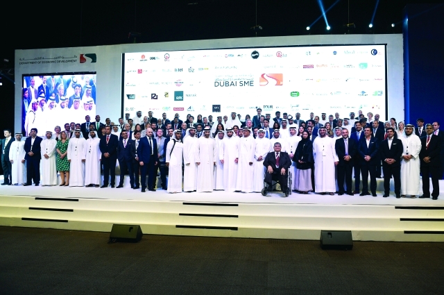 " أحمد بن محمد بن راشد مع أصحاب شركات برنامج المئة 2015 | تصوير: محمد هشام"