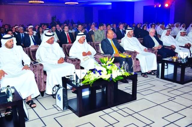 "■ سلطان بن سليم وأحمد محبوب مصبح خلال الحفل | البيان"