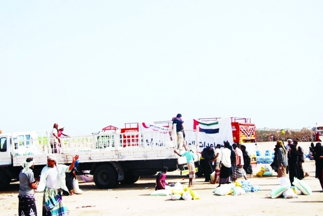 "■ شاحنة للهلال الأحمر خلال توزيع المساعدات | البيان"