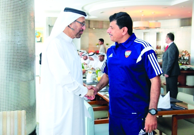 "■ السركال رئيس اتحاد الكرة مع عبد الله مسفر المدير الفني للأبيض الأولمبي | البيان"