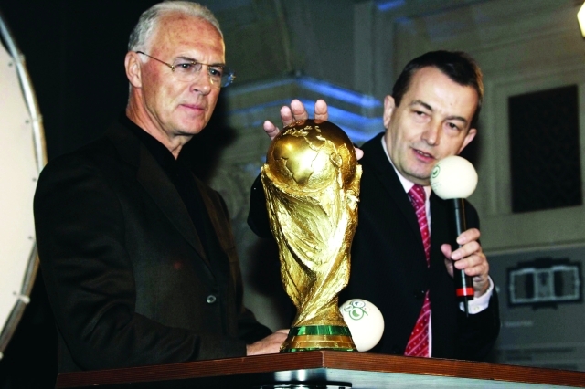 "■ بيكنباور أثناء تسلم ألمانيا كأس العالم لكرة القدم عام 2006 | أرشيفية"