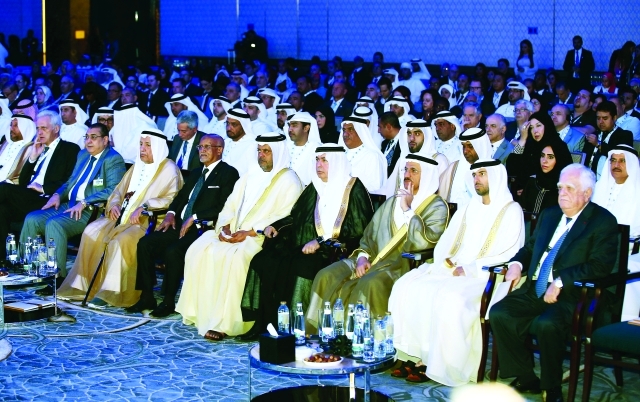 " المنصوري والمزروعي ومقدمة الحضور في المؤتمر بابوظبي | تصوير مجدي اسكندر"