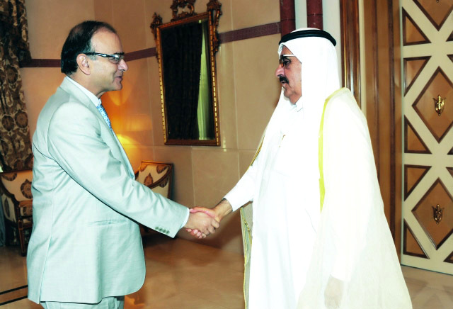 "حمدان بن راشد خلال استقبال وزير المالية الهندي | وام"