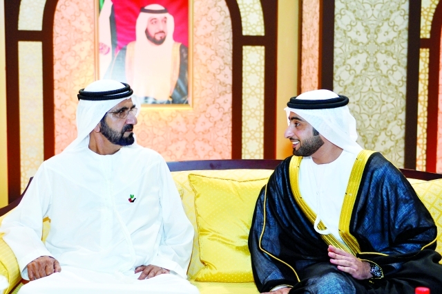 "■ محمد بن راشد متحدثاً إلى العريس  | تصوير: سيف محمد"