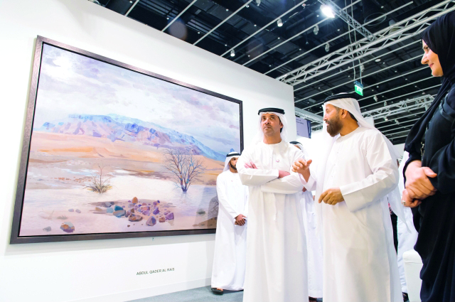 "Ⅶ وسموه يطلع على بعض المعروضات الفنية"